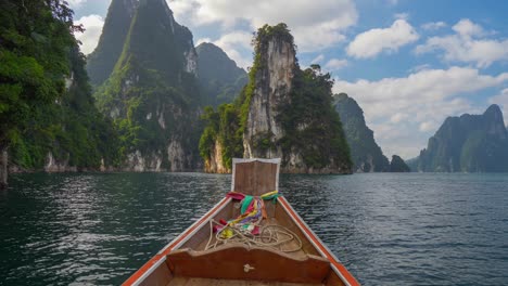 viaje en barco por el lago cheow lan en el parque nacional de khao sok, tailandia. las famosas formaciones cársticas de las "tres hermanas" se ven en la distancia. la magnífica naturaleza de tailandia.