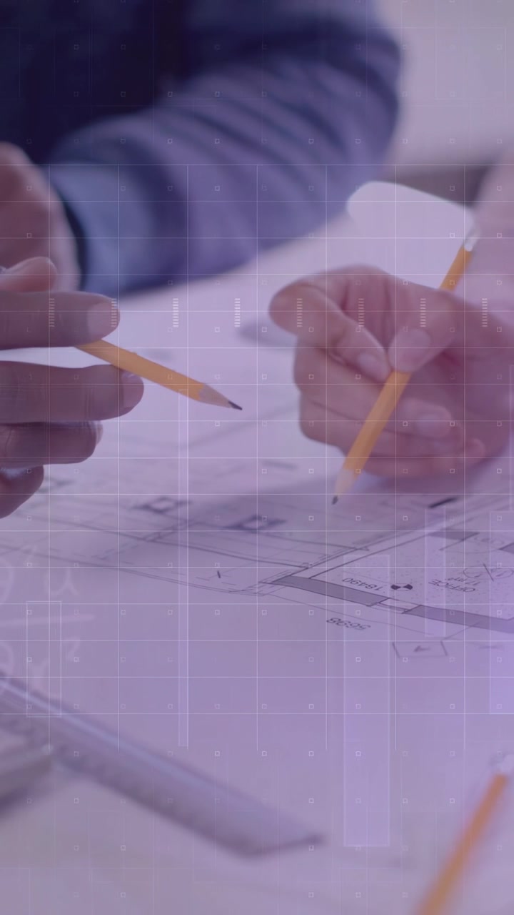 Video verticale: Donna e uomo che indicano, segnando un piano dopo una traccia a matita, con una griglia viola che guida il design.