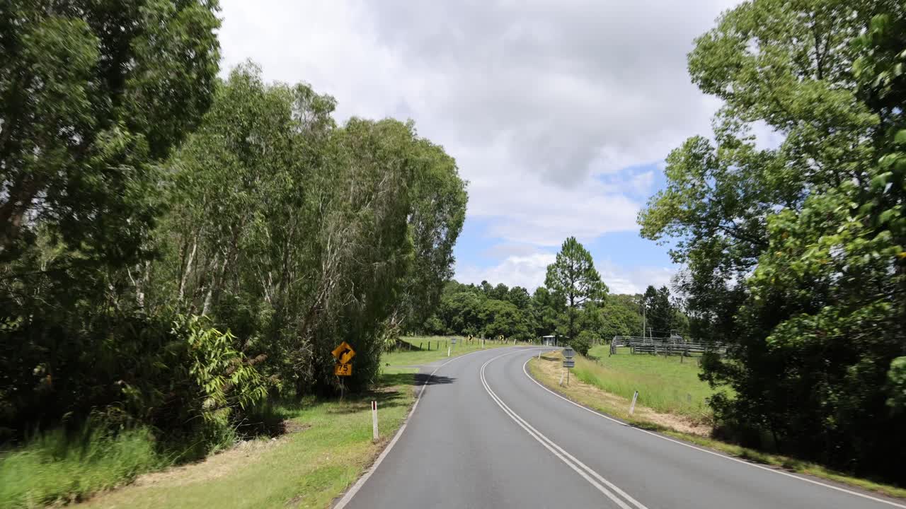 울창한 풍경을 가로질러 휘어지는 길을 따라 여행