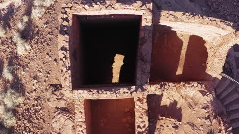 vista aérea de arriba hacia abajo sobre la torre en ruinas de wukoki pueblo