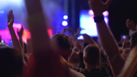 Público-En-El-Concierto-Dando-Aplausos-A-Su-Banda-De-Música-Favorita.