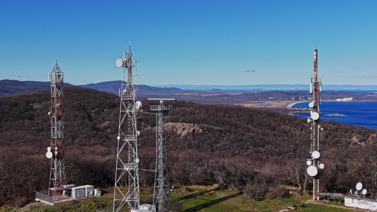 Torri di telecomunicazione su una montagna con tempo sereno