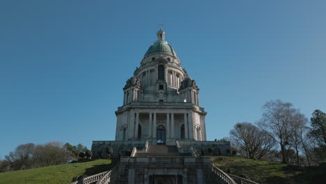 Ashton-Memorial-Monument-En-Williamson-Park-Lancaster-Reino-Unido-Lenta-Aproximación-Desde-El-Frente-Al-Nivel-De-Las-Escaleras