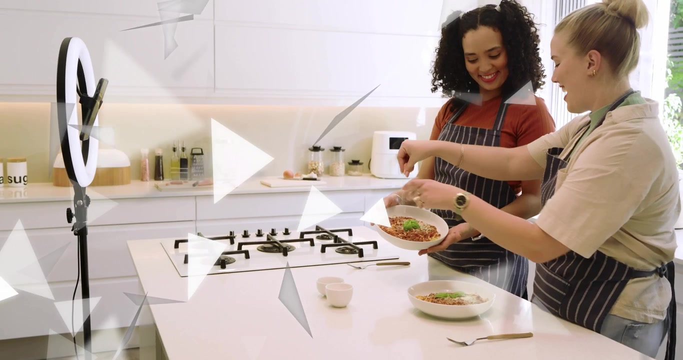 Co-conduttori che prendono ciotole, prelevano avocado, condiscono e si allineano verso una ring light per una dimostrazione di cucina