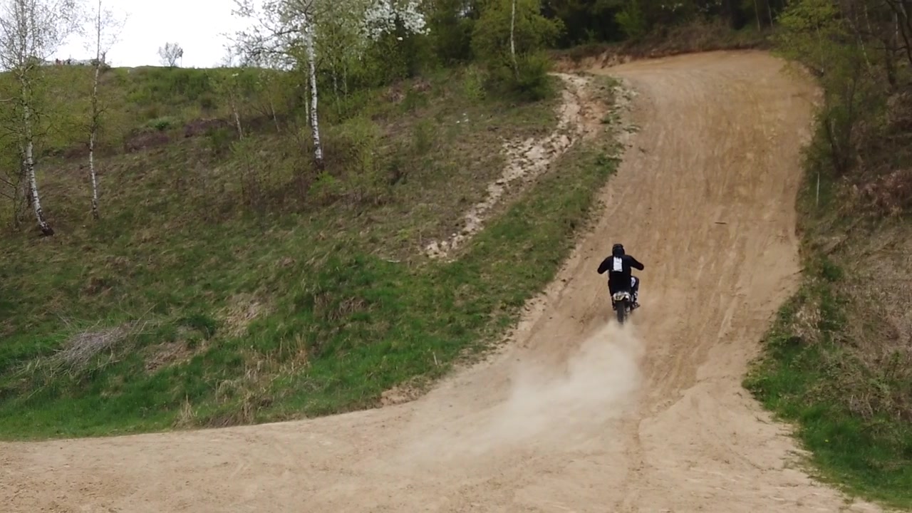 Motociclette sconosciute si allenano su terreno montuoso. Rallentatore