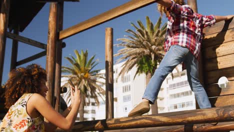 Madre-E-Hijo-Divirtiéndose-En-El-Patio-De-Recreo