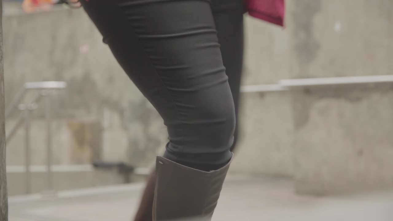 거리를 걷는 바쁜 보행자