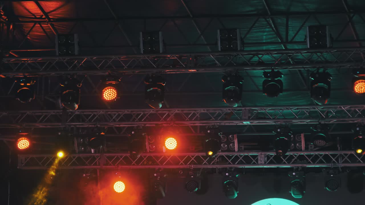 iluminación multicolor del escenario. luces de concierto. efectos de iluminación en el escenario del concierto