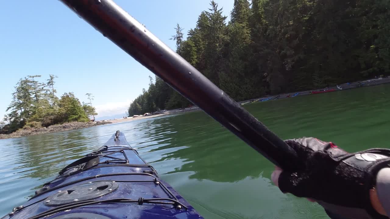 aguas tranquilas del océano pacífico con las islas del grupo roto, isla de vancouver, canadá