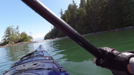 Las-Tranquilas-Aguas-Del-Océano-Pacífico-Con-El-Grupo-De-Islas-Rotas,-La-Isla-De-Vancouver,-Canadá