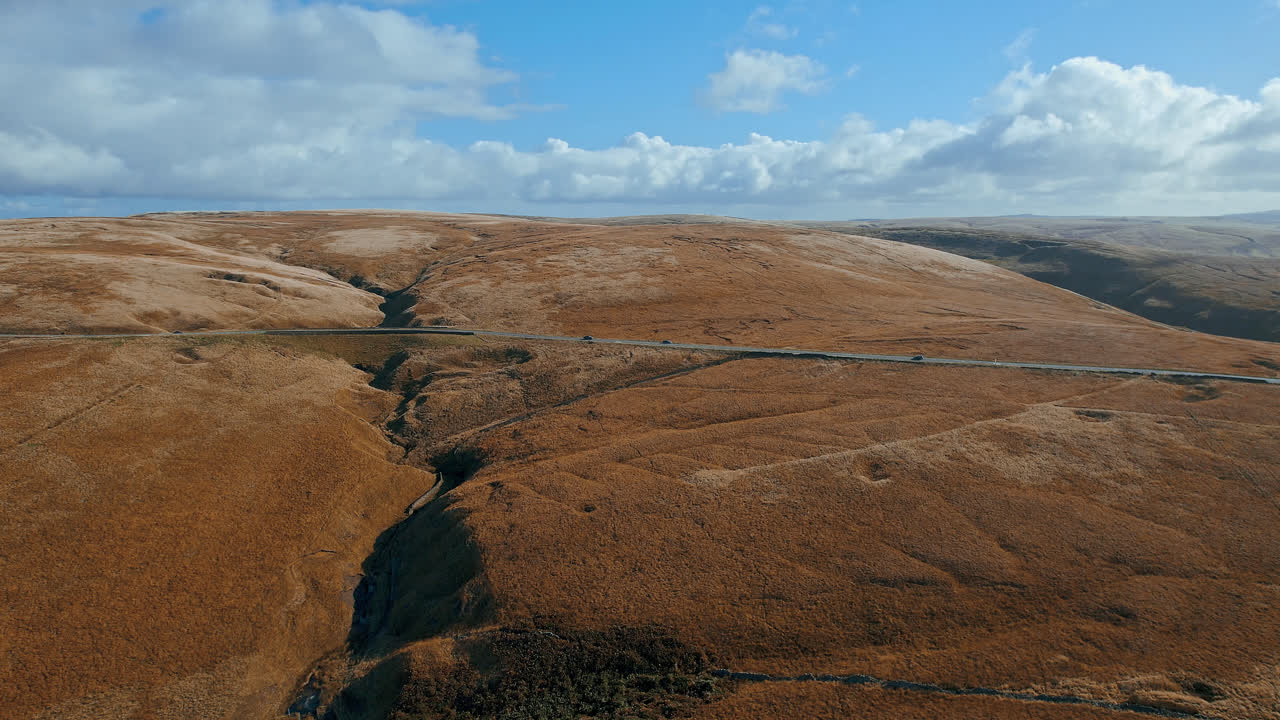 drone aéreo, imágenes cinematográficas de un valle con 3 lagos embalses, piethorn, kittcliffe y el embalaje de ogden, oldham, reino unido