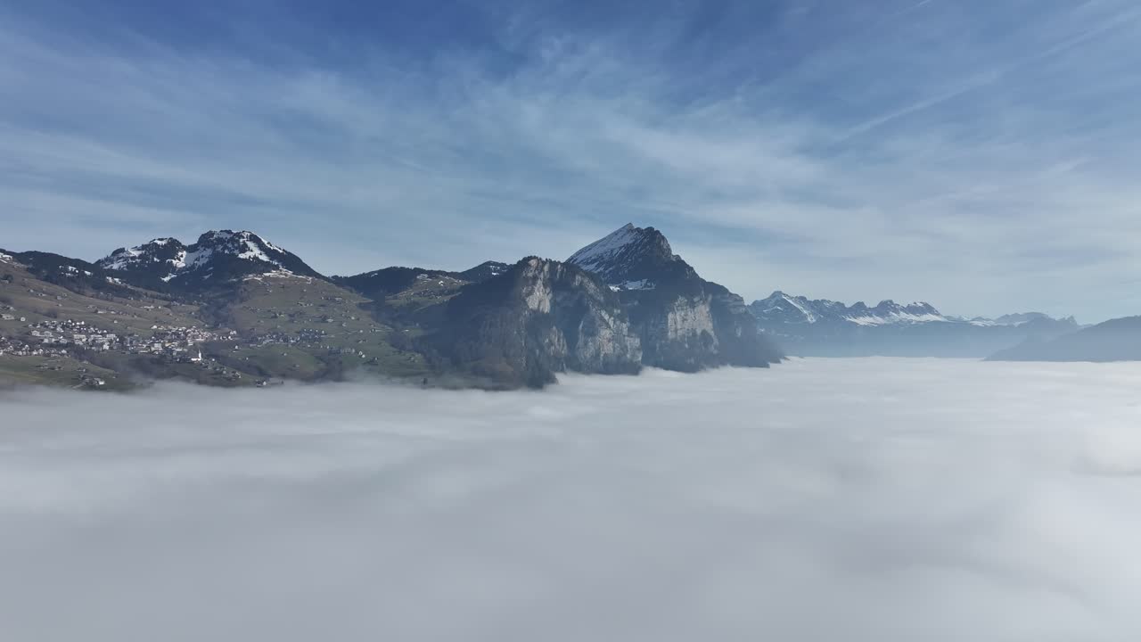 스위스 암덴 주 월렌시 (walensee) 에 있는 안개 어리 들 - 공중 사진