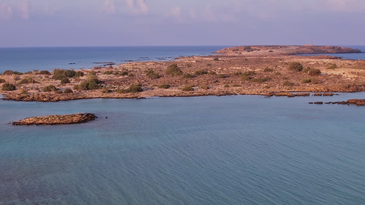 Vista aerea di un sereno paesaggio costiero con acqua turchese e isole rocciose