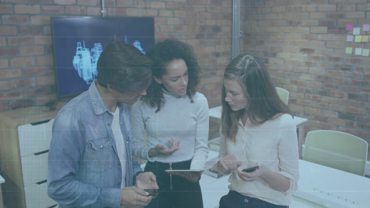 animación de gráficos, un número creciente de diversos compañeros de trabajo discutiendo informes a través de tabletas digitales