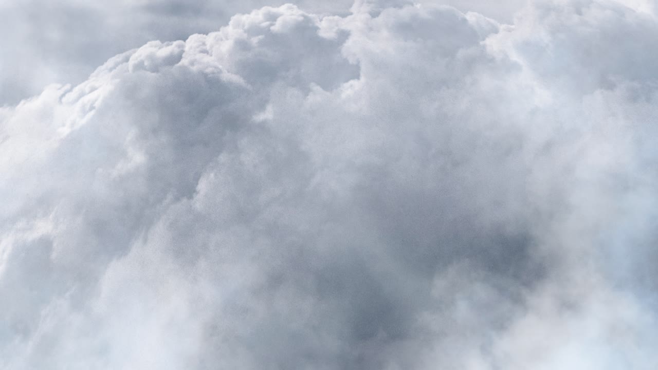 espesas nubes blancas se movían en el cielo