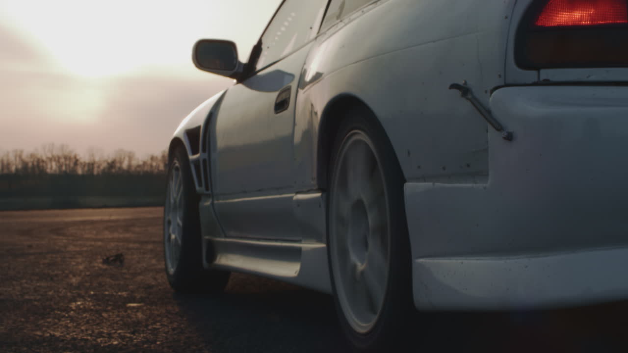 coche blanco a la deriva al atardecer