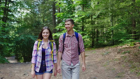 一对年轻有魅力的夫妇在森林里散步, 徒步旅行和活跃的生活方式