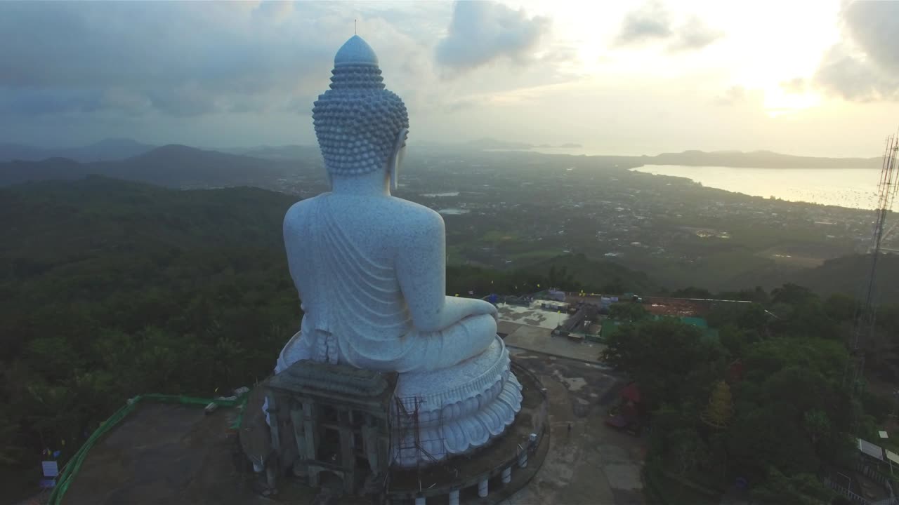 amanecer en la bahía de chalong cuando estás en la cima de la colina de la estatua del gran budo puedes ver alrededor de la isla de phuket