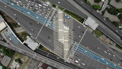 vista de arriba de la autopista, el tráfico vial es una infraestructura importante