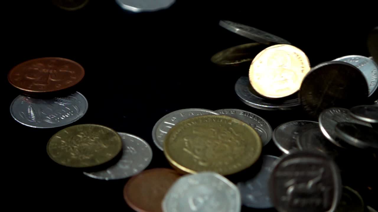 Siyah Bir Arka Plan Üzerine Düşen Madeni Paralar. Ağır Çekim