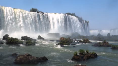 inquadratura dal basso delle bellissime cascate di iguazu, al confine con il brasile e l'argentina