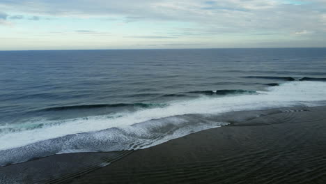 Drohnenaufnahme-Eines-Strandes-In-Bolinao,-Pangasinan,-Philippinen