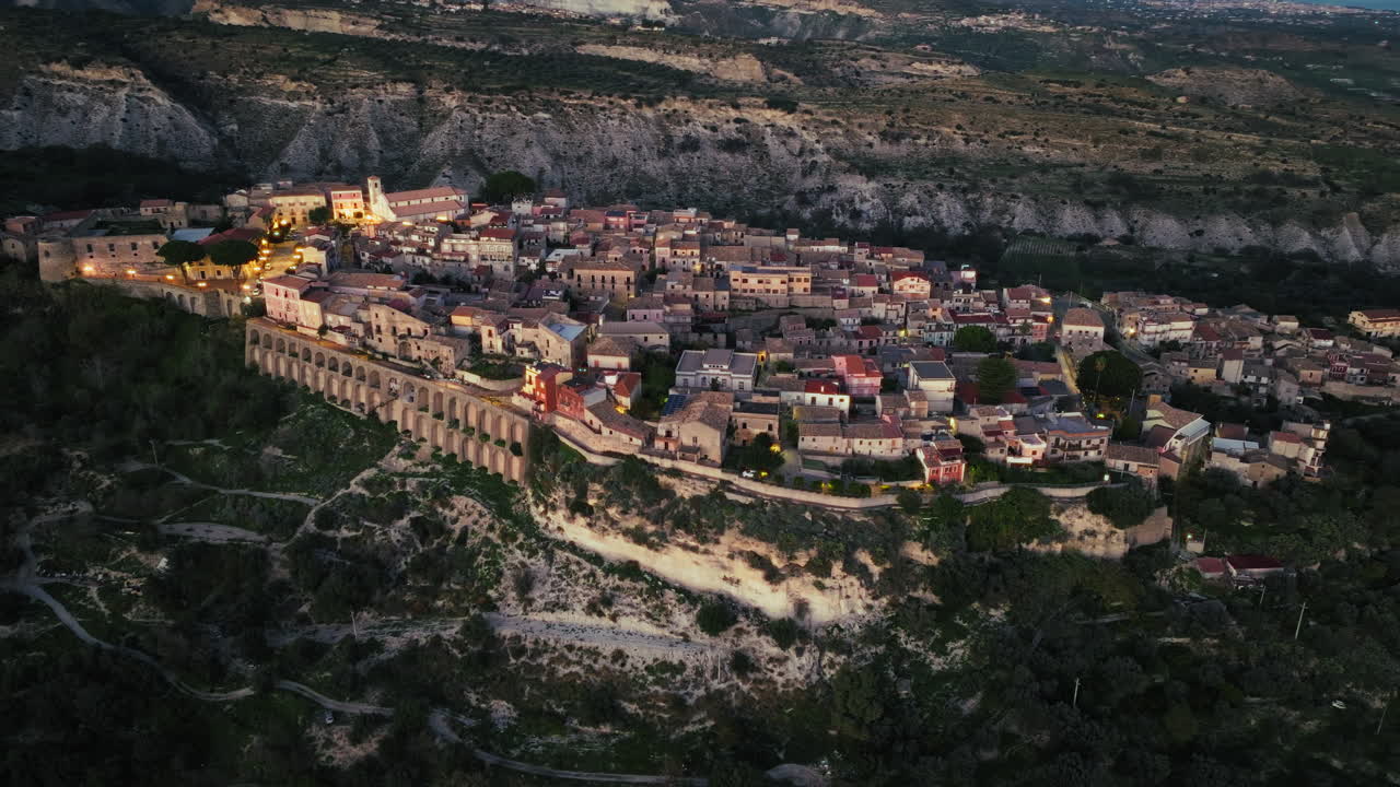 아르도레 수페리에 (ardore superiore) 는 이탈리아 칼라브리아 지방의 고대 중세 도시이다.