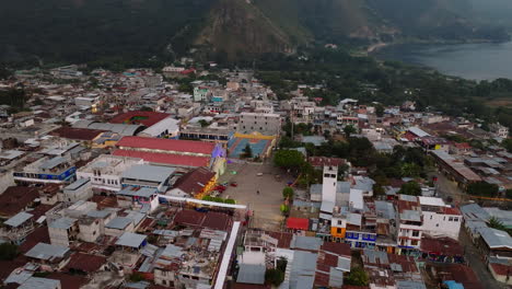 Aérea:-Panorámica-Lenta-De-La-Iglesia-Católica-En-El-Pueblo-De-San-Juan-La-Laguna-En-El-Lago-Atitlán,-Guatemala-Durante-Un-Día-Nublado