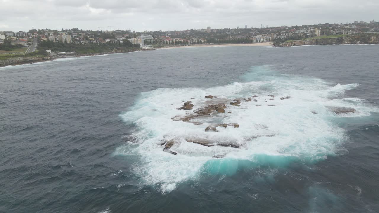 olas blancas rompen sobre la isla del pastel de bodas cerca de la playa de coogee - isla en coogee, sydney, nsw, australia