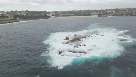 Olas-Blancas-Rompen-Sobre-La-Isla-Del-Pastel-De-Bodas-Cerca-De-La-Playa-De-Coogee---Isla-En-Coogee,-Sydney,-Nsw,-Australia