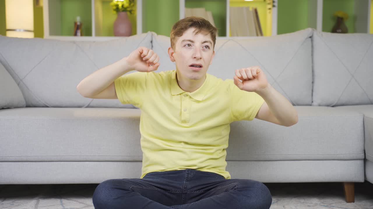 집에서, 젊은 남자는 부정적이고 불안한 상태에서 행복할 수 없습니다.