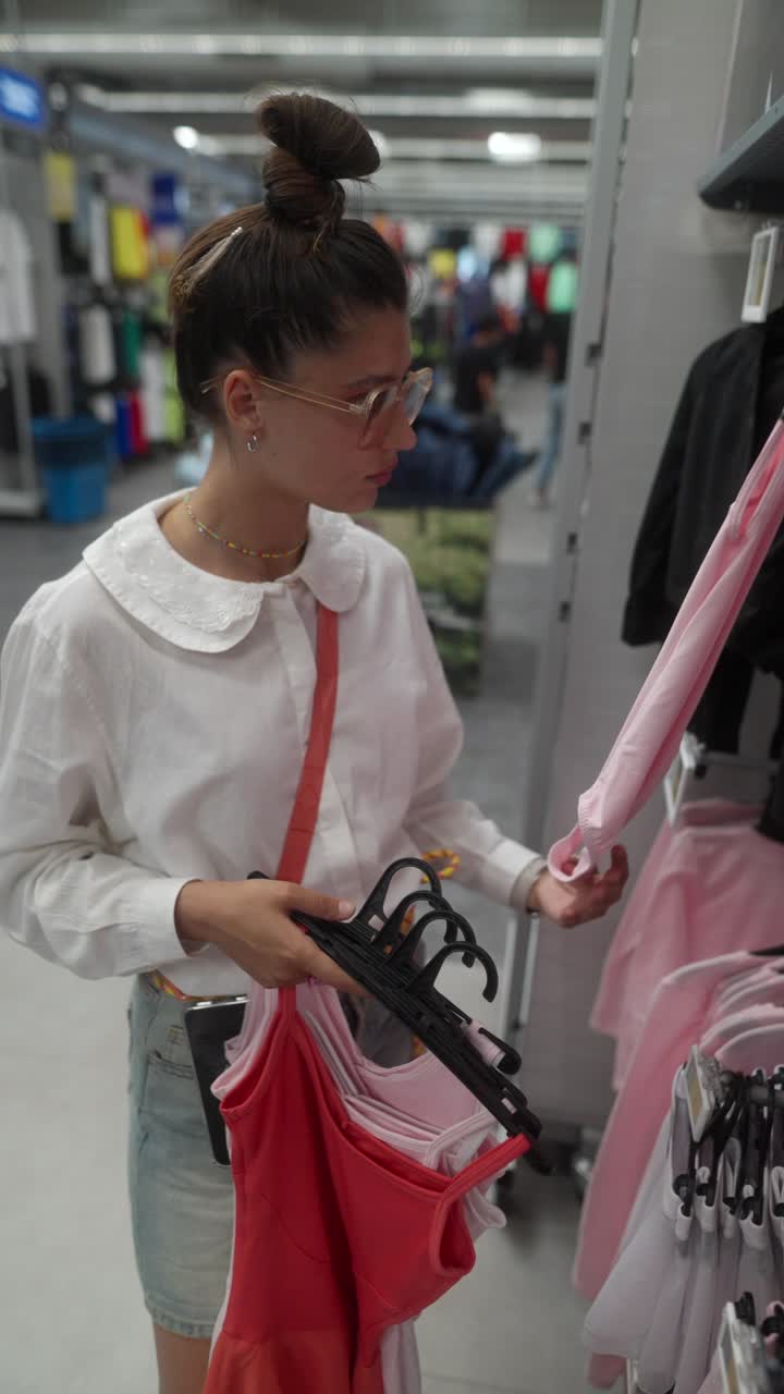 Donna che compra vestiti in un negozio di abbigliamento