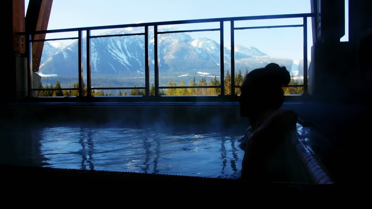 수영장에서 편안한 여자