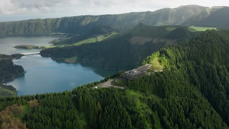 Langsamer-Schwenk-Aus-Der-Luft-über-Die-Ruinen-Von-Monte-Palace,-Die-Die-Lagune-Der-Caldera-Der-Sieben-Städte-Enthüllen