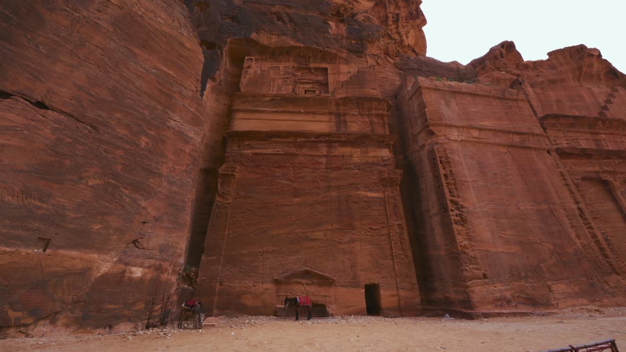 majestuosas tumbas reales en petra cerca de la tesorería khaznet, sitio histórico del patrimonio de la unesco tallado en piedra arenisca de roca roja en jordania.