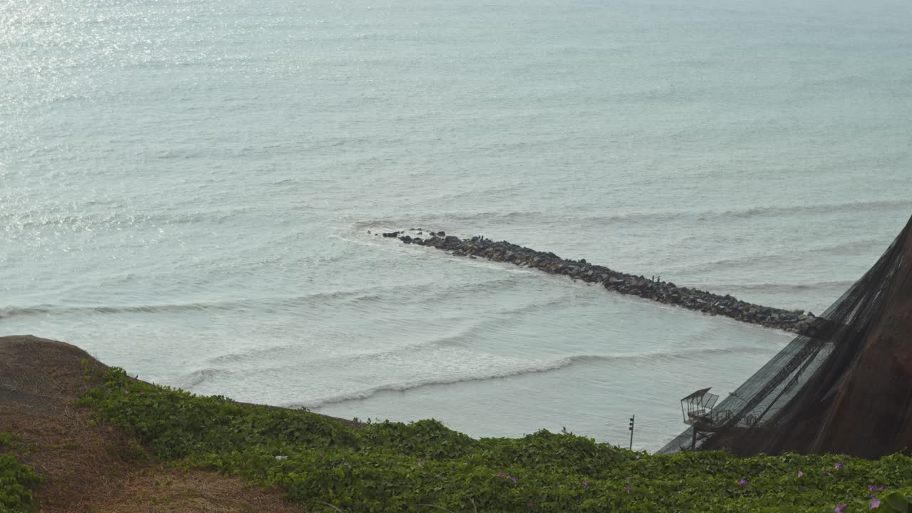 코스타 베르데 미라플로레스, 리마, 페루의 돌 부두 4k - timelapse