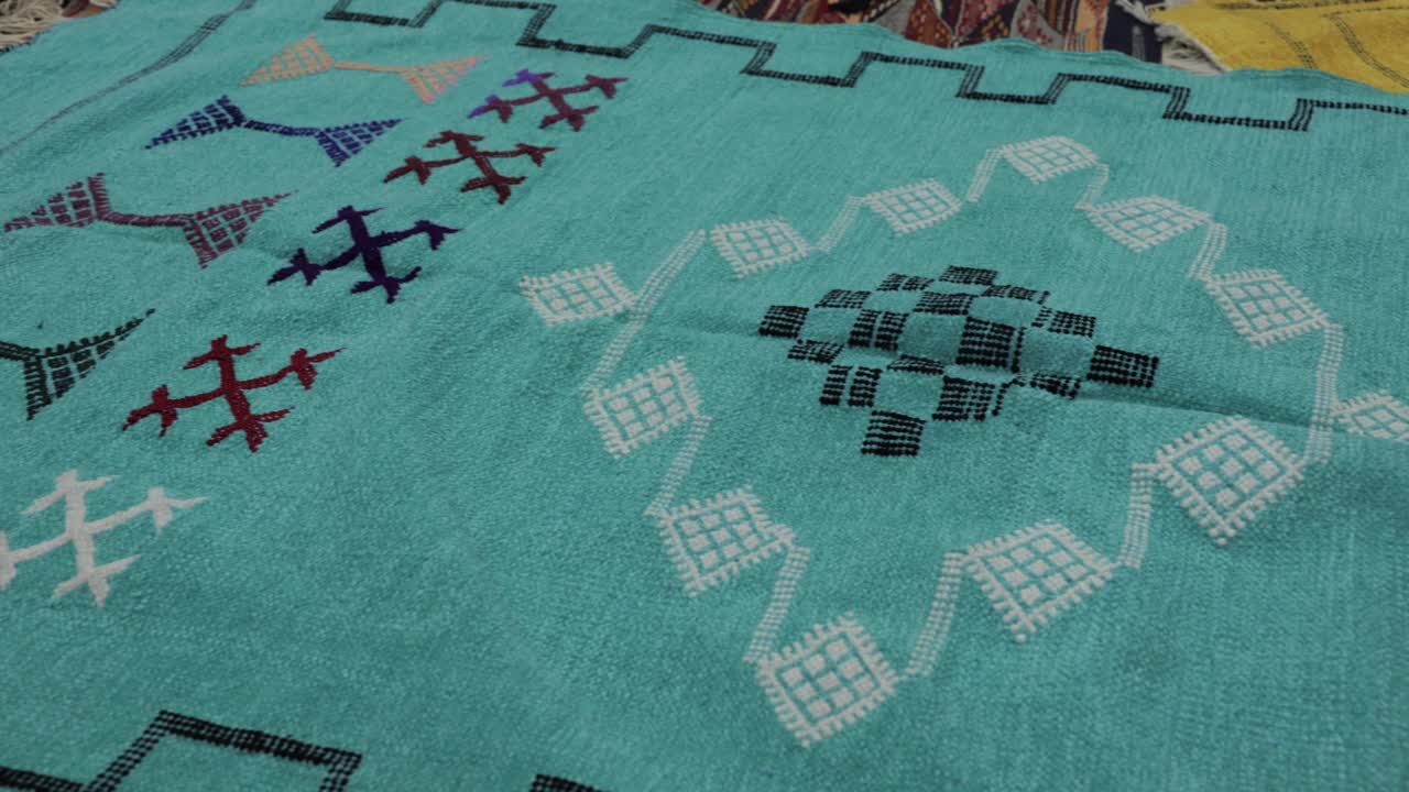 tappeti fatti a mano africani, che mostrano una serie di colori e artigianato tradizionale, arte dei tappeti e decorazione