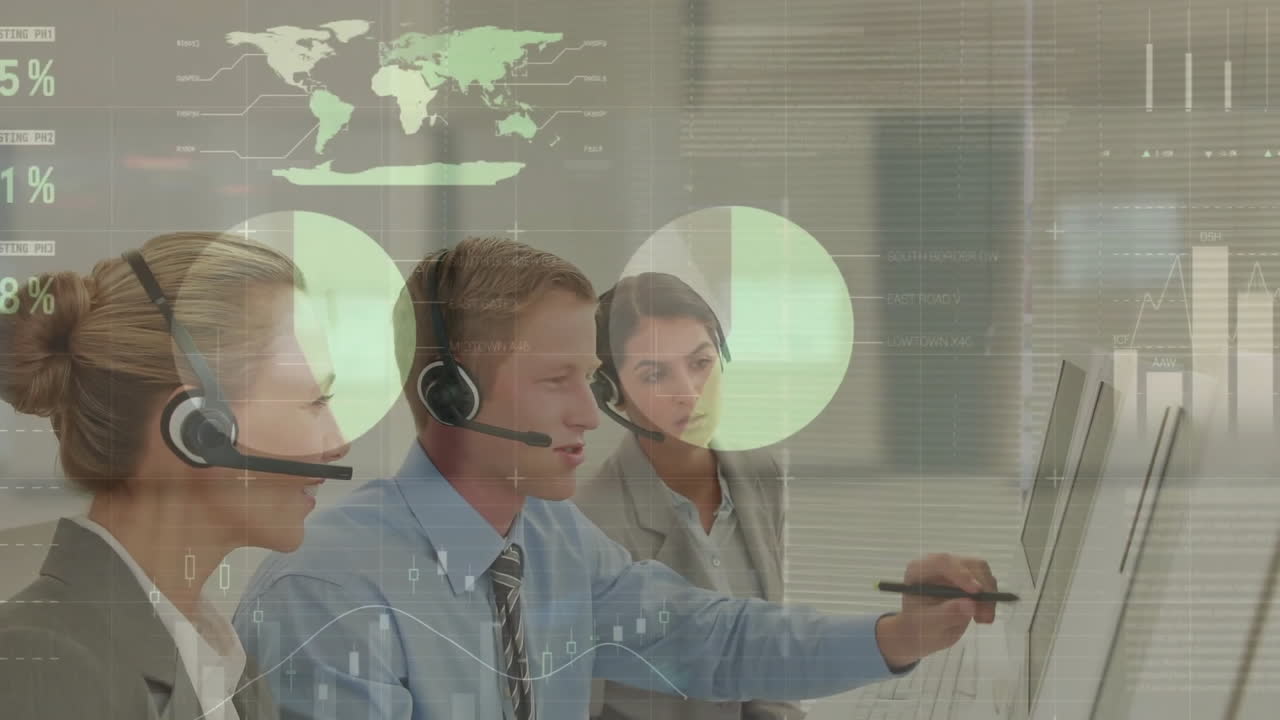 animación del procesamiento de datos financieros sobre diversas personas de negocios con auriculares telefónicos