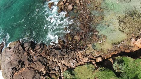 Luft-Von-Oben-Nach-Unten-über-Felsige-Küste-Und-Türkisfarbenes-Meer-Mit-Wellen-Tagsüber-In-Mirissa-Beach,-Sri-Lanka