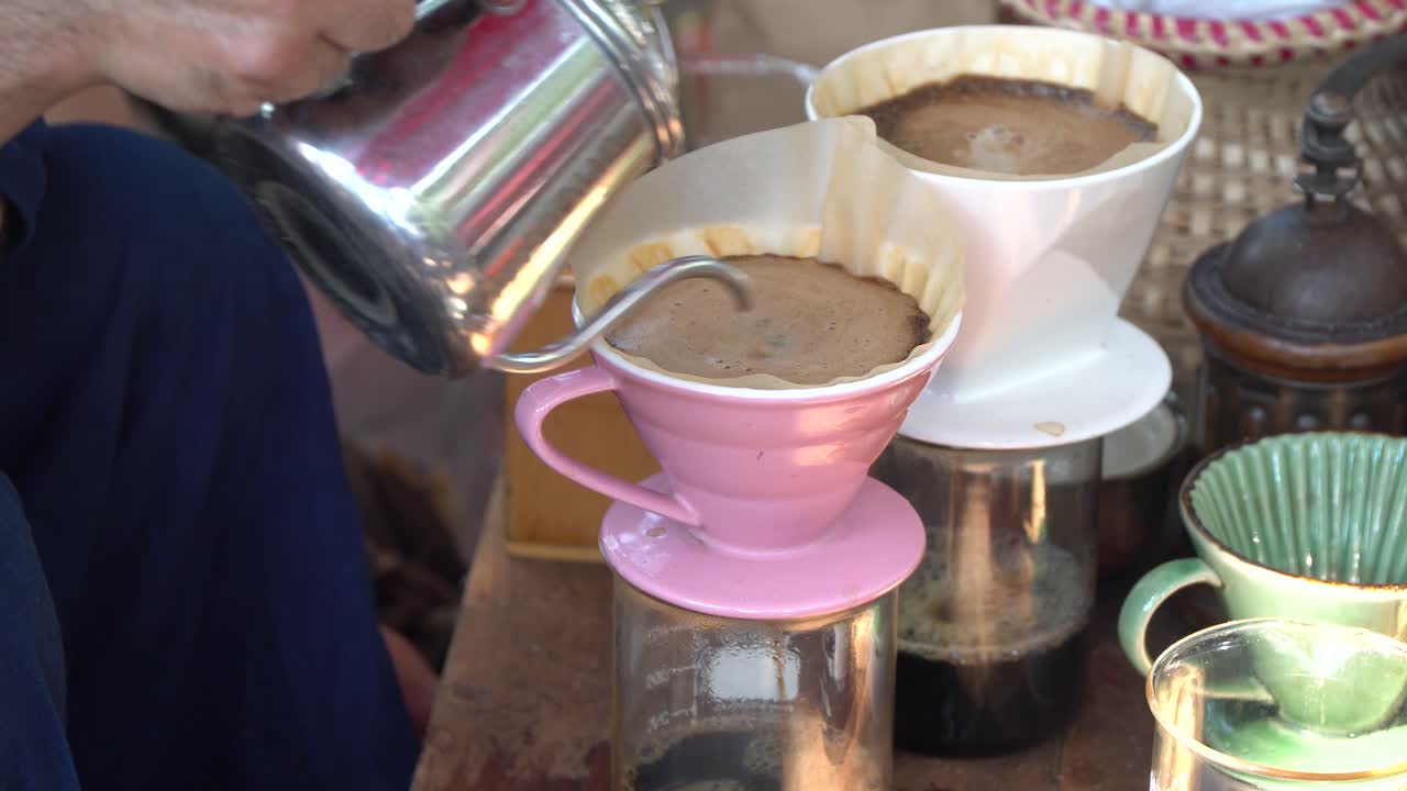 뜨거운 물을 붓고, 이른 아침 수제 커피를 내리다