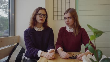 dos mujeres jóvenes en un café