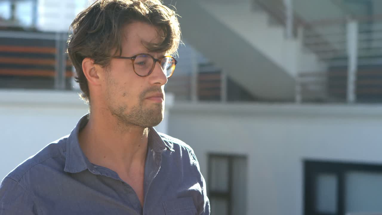 hombre usando teléfono móvil en el balcón 4k