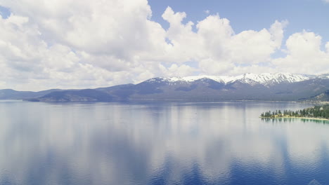 Schwenken-Sie-über-Den-Lake-Tahoe-Nach-Links,-Um-Den-See-Und-Die-Berge-Zu-Enthüllen