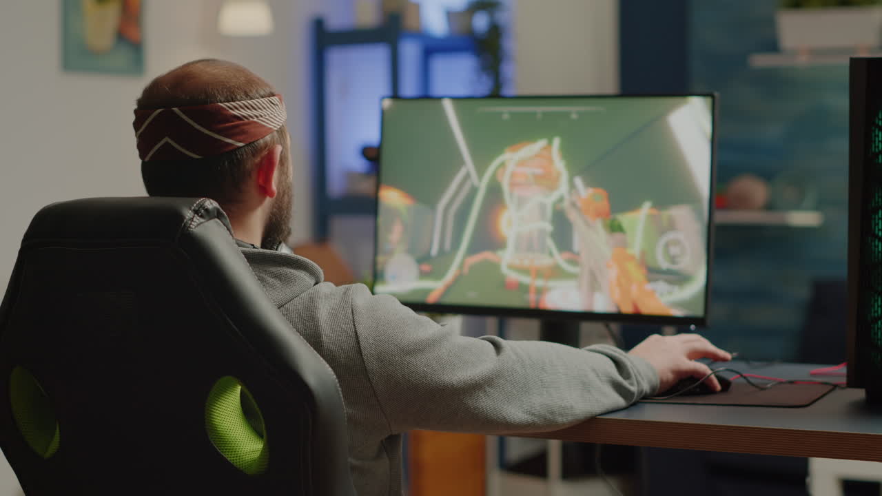 새로운 그래픽으로 슈팅 비디오 게임을 하는 전문 사이버 게이머