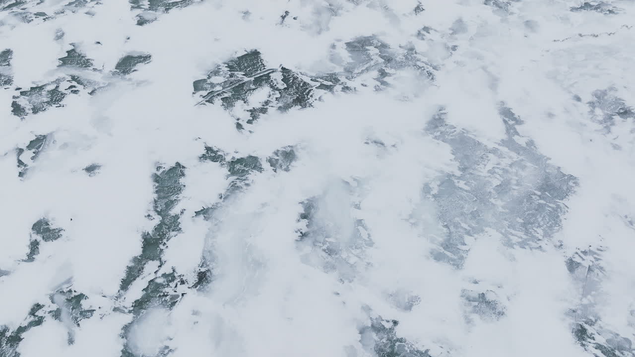 un volo cinematografico sulle vastità ghiacciate del lago michigan tramite drone