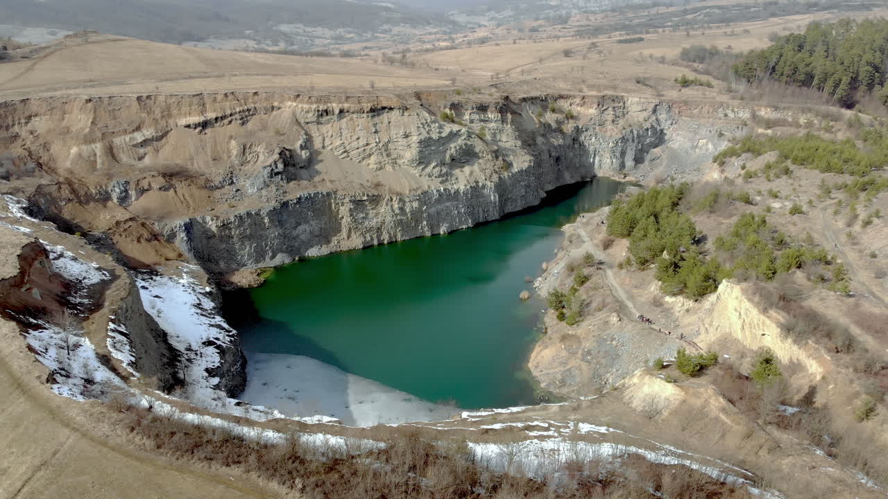 vista aérea del lago esmeralda, brasov rumania