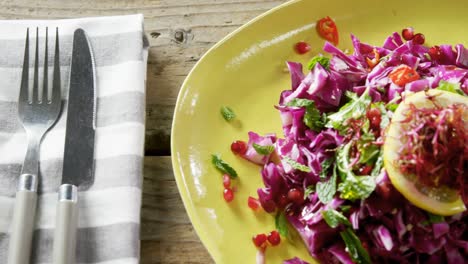 ensalada en el plato en la mesa 4k