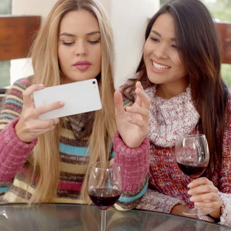 Dos-Chicas-Guapas-Tomando-Selfie-En-El-Café