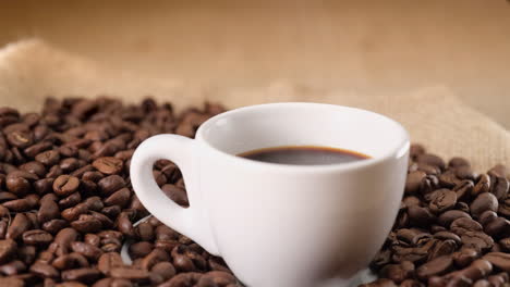 café caliente taza humeante fondo de yute