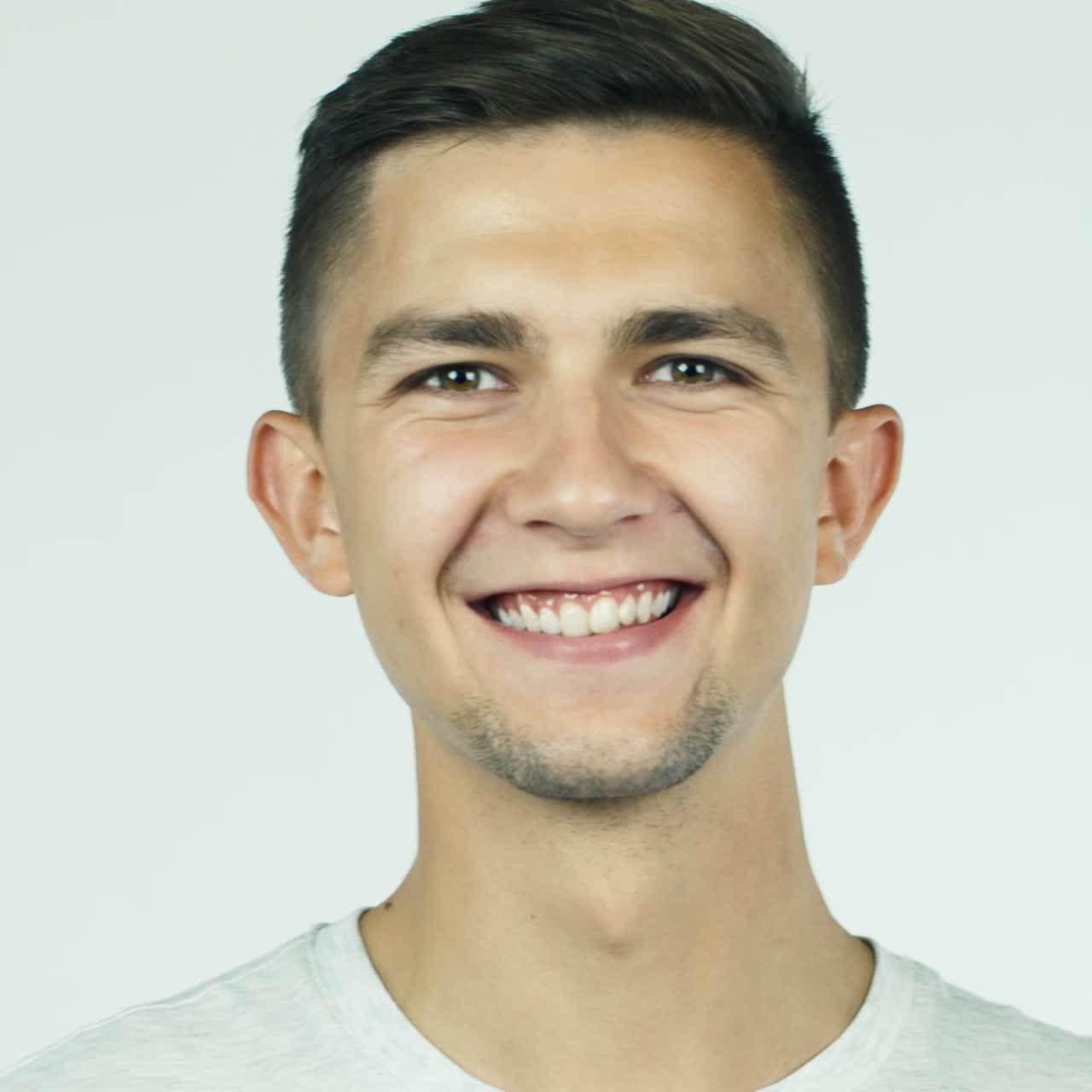 un hombre bebe agua de un vaso